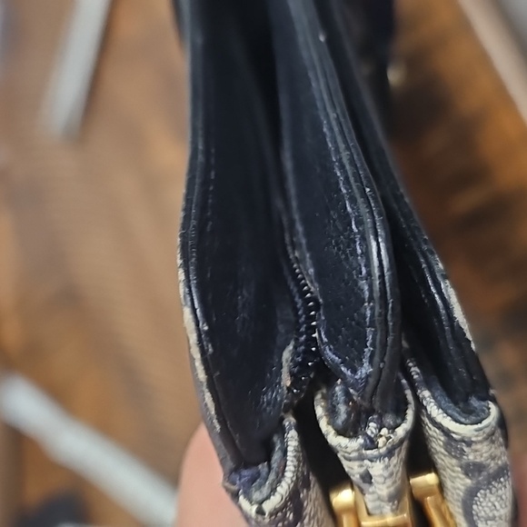 Gucci NAVY and Cream Crossbody Bag - Picture 16 of 17